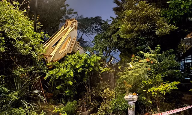 Cần trục trên sà lan cuốn sập nhà dân khi thi công kè sông Đồng Nai