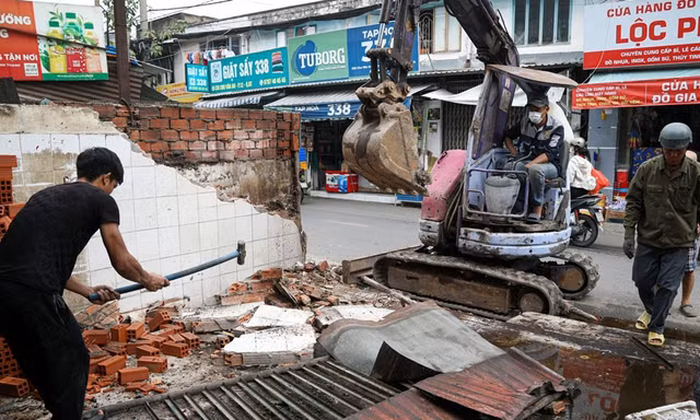 Người dân giao mặt bằng để mở rộng đường, giảm kẹt xe mưa ngập ở TPHCM