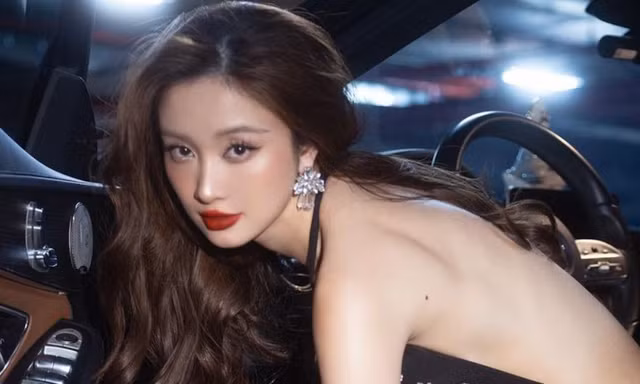 Jun Vũ nói về vai diễn không mặc áo trong bộ phim 18+