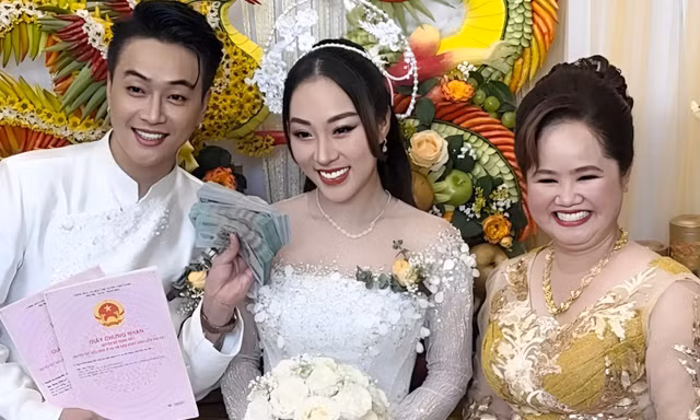 Ca sĩ TiTi (nhóm HKT) được mẹ vợ trao hai sổ đỏ, vài trăm triệu đồng tiền mặt trong đám hỏi ở Cần Thơ