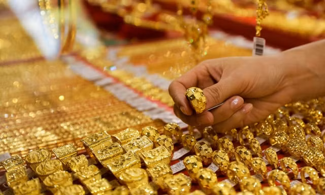 Giá vàng thế giới tăng vọt trước quyết định tiền tệ của Mỹ 