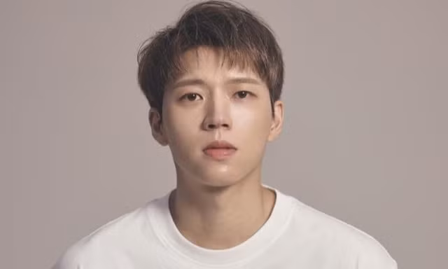 Nam ca sĩ mắc bệnh ung thư hiếm gặp, không thể ăn suốt 2 tháng