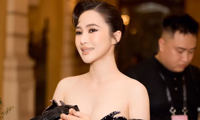 Hương Tràm khóc sau đêm nhạc bị hủy gấp