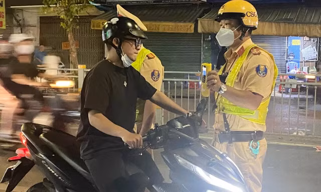 CSGT lập chốt sát nhà hàng tiệc cưới, nhiều người ở TPHCM bị phạt