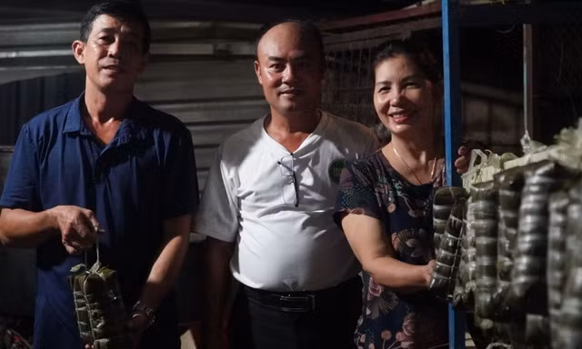 Bà chủ trọ tại TPHCM gói hàng trăm đòn bánh tét tặng công nhân: 'Tôi từng khổ như họ'