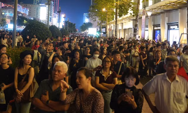 Cảnh tượng náo nhiệt chưa từng có ở phố đi bộ Nguyễn Huệ, bến Bạch Đằng chờ đại lễ 30/4