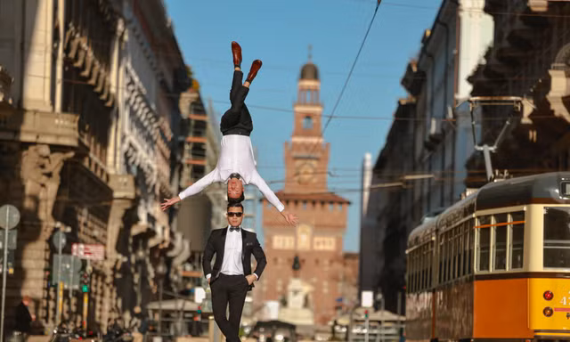 Quốc Cơ - Quốc Nghiệp chồng đầu đi trên đường phố Italy sau khi lập kỷ lục thế giới