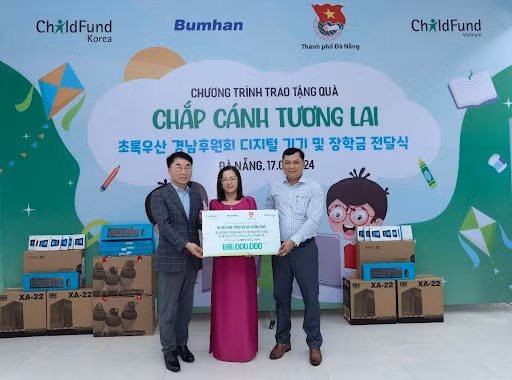 Trao tặng 40 máy tính và nhiều phần quà cho hai trường học tại Hoà Vang