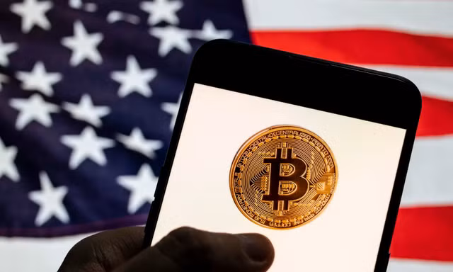 Giá vàng giảm, bitcoin phi mã vượt mốc 81.000 USD