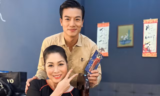 NSND Hồng Vân làm mẹ của Hiếu Nguyễn xuyên Tết