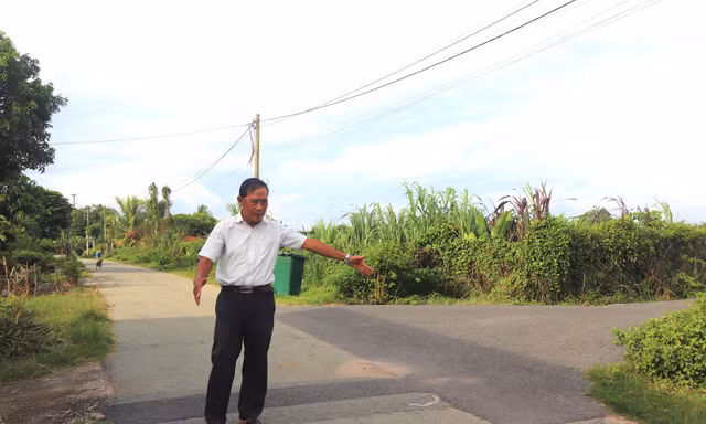 Hiến đất làm đường, nông dân ở TPHCM được chính quyền trao thư khen