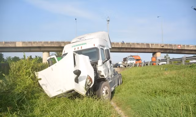Xe đầu kéo nổ lốp, tông sập hàng rào cao tốc rồi lao xuống vệ đường