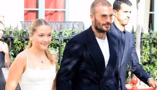 Beckham nắm chặt tay con gái 12 tuổi đi xem show