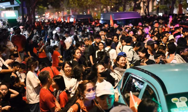 Biển người trắng đêm ở TPHCM