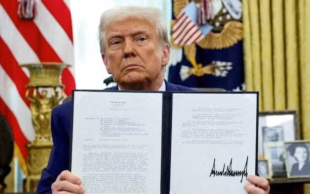 Người Mỹ gánh chịu 'cú sốc kép' từ việc đánh thuế của ông Trump 