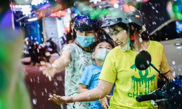 Người dân TPHCM hào hứng với 'mưa tuyết' ở nhà thờ trước thềm Giáng sinh