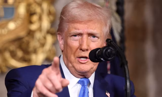 Ông Trump sắp áp thuế điện thoại thông minh, máy tính, chất bán dẫn