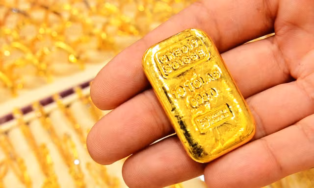 Giá vàng thế giới lao dốc sau động thái của ông Trump