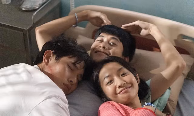 Khủng long càn quét, cản đường phim Việt