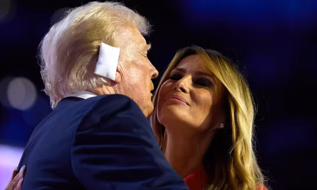 Ảnh ông Trump hôn vợ gây sốt
