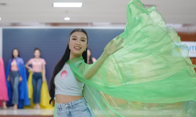 Thí sinh Hoa hậu Việt Nam học cách xử lý váy áo rườm rà