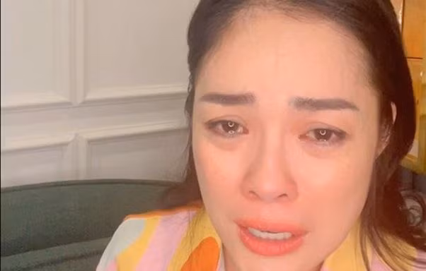 Dương Cẩm Lynh bị cắt vai vì nợ 6 tỷ đồng: Văn hóa tẩy chay đáng sợ thế nào?