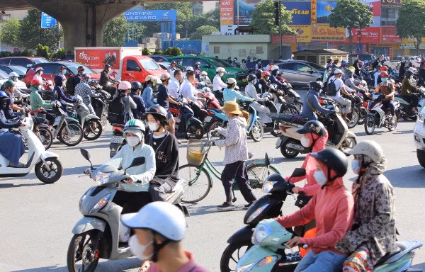 Rào chắn ở đường Nguyễn Trãi: Hàng nghìn xe đi ngược chiều, giao thông hỗn loạn