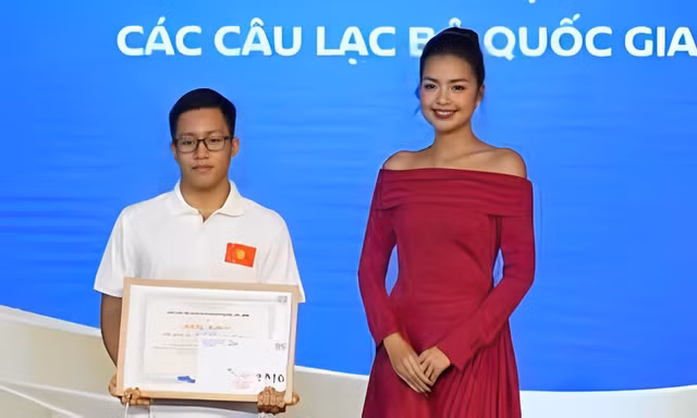 Vận động viên bơi trẻ quốc gia 16 tuổi lập thêm thành tích 
