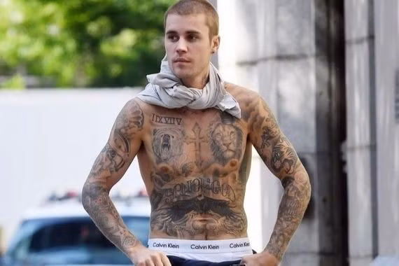 Justin Bieber cởi trần, lộ hình xăm kín người xuống phố
