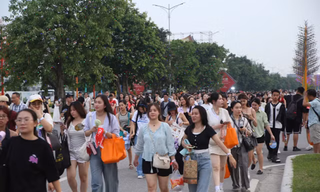 Biển người đổ về Hưng Yên