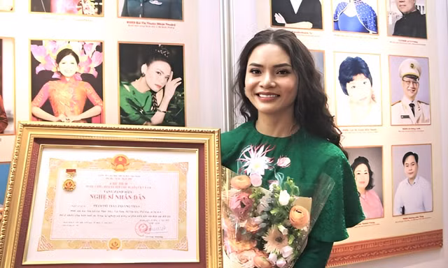 Nữ ca sĩ trẻ nhất đi nhận danh hiệu NSND