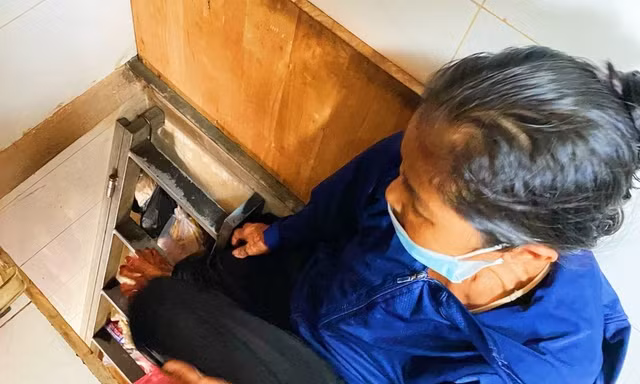 Người phụ nữ ở TPHCM sống trong nhà 1m2, 12 năm ngủ không duỗi thẳng chân
