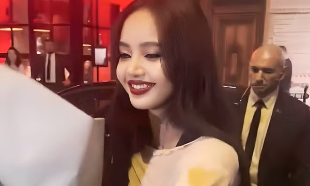 Cả nhà bạn trai tỷ phú đi xem Lisa (BlackPink) múa thoát y