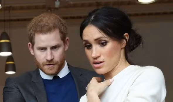 Harry - Meghan bị rượt đuổi suốt hai tiếng