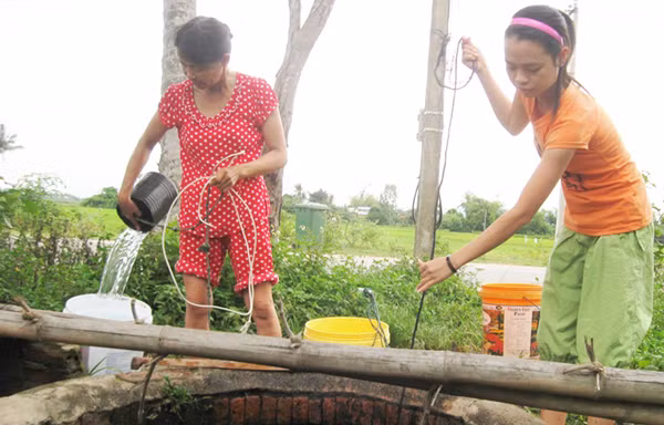 Cạnh nhà máy nước vẫn khát
