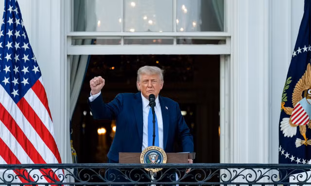 Ông Trump cấm công dân 12 nước nhập cảnh Mỹ 