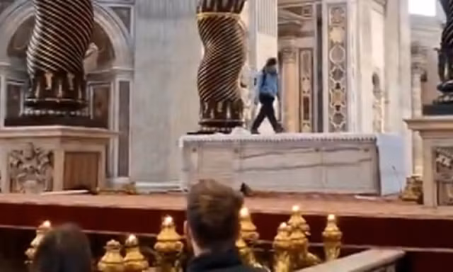 Chấn động Vatican: Người đàn ông trèo lên bàn thờ, xô đổ loạt chân nến cổ 