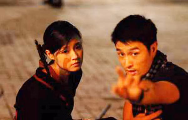 Johnny Trí Nguyễn khổ luyện cùng diễn viên. Ảnh: NVCC