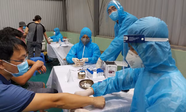 Người dân xét nghiệm COVID-19 tại UBND phường Mộ Lao. Ảnh:MĐ
