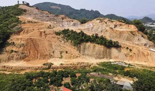 Dù Dự án đầu tư xây dựng Nhà máy nước Xuân Mai chưa được cấp phép xây dựng nhưng cả quả đồi đã thi công nham nhở. Ảnh: Mạnh Thắng
