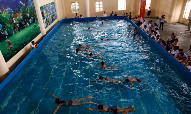 Học sinh được huấn luyện bơi tại trường tiểu học Văn Khê A, Mê Linh, Hà Nội.