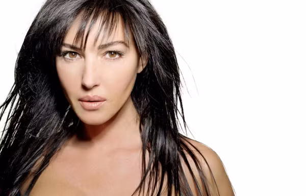 Monica Bellucci khoe ngực trên truyền hình Ý