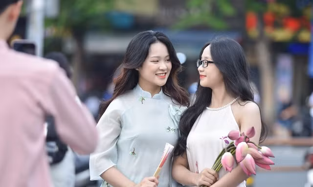Người dân tận hưởng mùa đẹp nhất trong năm ở TPHCM