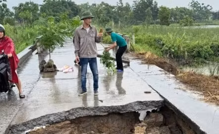 Xuất hiện 'hố tử thần' trên đường liên thôn ở Quảng Ninh