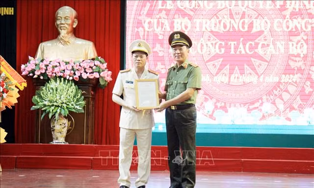Đại tá Nguyễn Hữu Mạnh giữ chức Giám đốc Công an tỉnh Nam Định