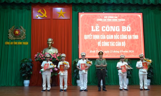 Trao các quyết định của Giám đốc Công an Bình Thuận về công tác cán bộ