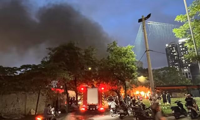Cháy ngùn ngụt ở quán ăn tại Hà Nội