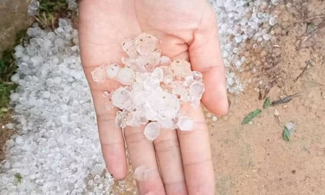 Mưa đá bất thường ở Lai Châu