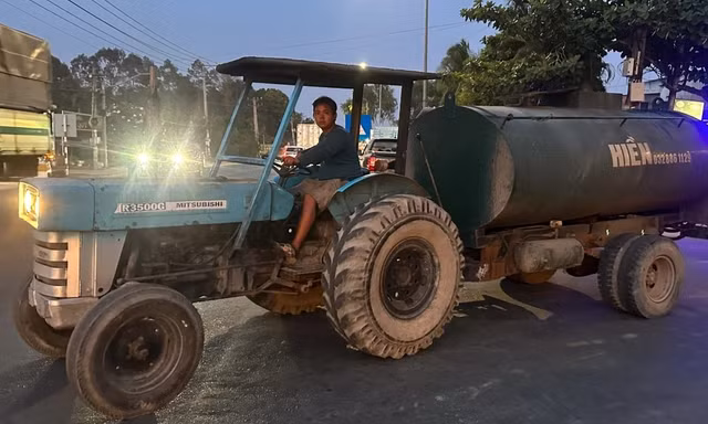 Xe bồn chở nước cả ngày lẫn đêm cho bà con tắm, giặt ở vùng hạn Đồng Nai