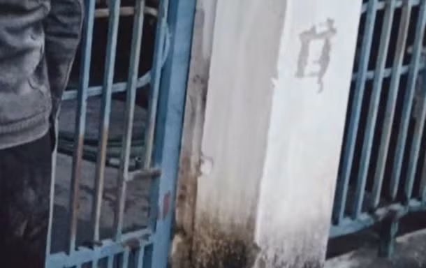 Người dân bàng hoàng phát hiện một thi thể đang treo trên hàng rào